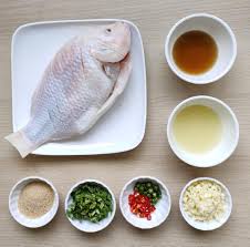 Kemudian tata potongan ikan di atas piring dan tepuk ringan permukaannya dengan tisu dapur untuk mengeringkannya. Cara Masak Ikan Talapia Garing Bersos Limau Sedap Hingga Menjilat Jari
