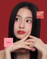 Son bấm lì mịn như nhung, nhẹ như lông vũ, giữ màu suốt cả ngày. Khi sắc  nâu trở thành tuyên ngôn thời trang, và mỗi khoảnh khắc trở nên đặc biệt