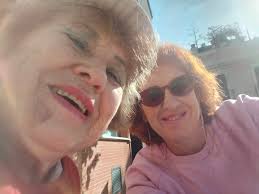 El año pasado, un día como hoy, mi prima Karla me llamó para invitarnos a  celebrar el cumpleaños de mi tía Migui y que bien la pasamos. Karla como  siempre cantó hermoso