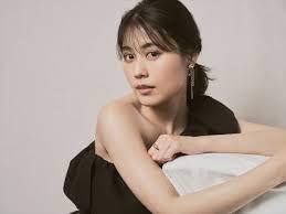 有村架純 （ 粵拼 日文： 有村 架純 ありむら かすみ (arimura kasumi) ，1993年 2月13號—）係日本女演員，喺兵庫縣 伊丹出世，2010年出道，2013年憑電視劇《海女》飾演年輕版女主角天野春子而開始出名，2015年喺電影《奇蹟補習社》擔正做女主角。 7qojmmhemuqemm