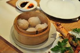 Veg momos or veg dim sum is the most common and popular street food in delhi. Hd Wallpaper Steam Dumpling Near Vegetable And Plate Dumplings Dim Sum People S Republic Of China Wallpaper Flare