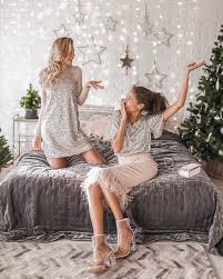 в чем встречать новый год 2020 по знакам зодиака V Chem Vstrechat Novyj God 2020 100 Foto Yarkih Obrazov Krasnye Kruzhevnye Platya Prazdnichnye Platya Novogodnee Plate