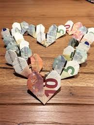Dieses Geldgeschenk Kommt Von Herzen Und Eignet Sich Deshalb Besonders Fur Hochzeiten Das Video Tu Geschenke Geldgeschenke Zu Weihnachten Geld Falten Hochzeit