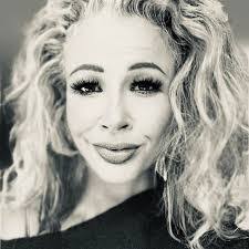 Amanda Hinshaw's Instagram, Twitter & Facebook