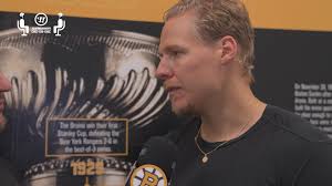 🎥 Hampus Lindholm goes 1-on-1