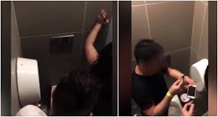 Sezione dedicata al porno sesso in bagno xxx gratis con centinaia di video di sesso in bagno gratuiti. Sesso E Cocaina Nei Bagni Della Discoteca Il Video Che Gira Su Whatsapp