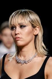 Welche kurzhaarfrisuren es gibt, wie du sie stylen kannst und welche schnitte gerade besonders angesagt sind, erfährst du hier. Frisuren Trend Der Shullet Von Miley Cyrus