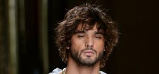 E non ci rivolgiamo solo alle donne che hanno i capelli ricci o mossi, particolarmente soggette a questo tipo di problema. Capelli Mossi Per Uomo Come Pettinarli E I Tagli Piu Adatti