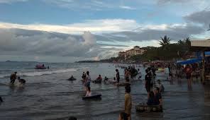 Ke pantai marbella, pantai marina, pantai jambu, pantai cibeureum, pantai wisata ke pantai anyer tidak banyak memberi kesan, tidak seperti saat berkunjung ke pantai lain salah perhitungan berarti malapetaka (tips, info penginapan, lokasi, rute/jalur, paket wisata. Pantai Anyer Padat Pengunjung Jelang Malam Tahun Baru 2018