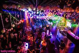 Des vidéos tournées à l'intérieur montraient des hommes et des femmes qui dansaient publiquement, ce qui veut dire que l'établissement autorisait la mixité. Les Meilleurs Night Clubs De Dubai Dubai Madame