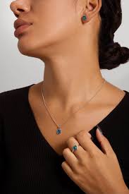 Echter Opalschmuck in Herzform, schwarzer Opal in Silber gefasst