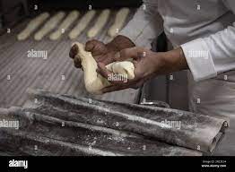 Paris, France. 16th mai 2023. Tharjan Selvarajah, vainqueur de l'édition  30th de la meilleure baguette de Paris, préparant un lot de baguettes dans  sa boulangerie, à Paris, France, sur 16 mai 2023.