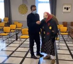 In italia il 6 gennaio è la festa della befana. B Pteyxd9qdkwm