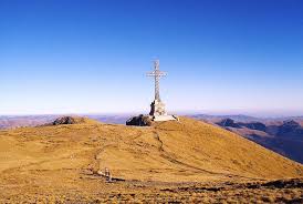 It connects novaci, south of parâng mountains, to sebeș in the north. Crucea Eroilor Neamului Caraiman Turism Romania Romania Tourist Places