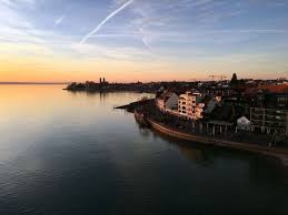 An Der Uferpromenade In Friedrichshafen Kann Man In Einem Der Vielen Cafes Gemutlich Einen Cappuccino Bodensee Urlaub Friedrichshafen Bodensee Friedrichshafen