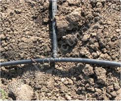 Irigarea prin picurare este ramura sistemelor de microirigare prin care se aplica apa cat mai exact in punctul dorit, aproape de radacinile plantelor udate, si cu o cantitate de apa bine determinata. Sistem De Irigare Prin Tub De Picurare La Legume Horticultorul Ro