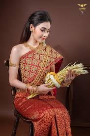 Khmer Traditional Costume In 2020 Thai Wedding Dress Traditional Dresses Traditional Outfits