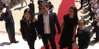 He is on the board of directors at ypf sa, central american bank for economic. El Generoso Gesto Del Hijo De Axel Kicillof Durante La Asuncion De Su Padre