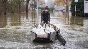 Eindrücke von einem sonntagsspaziergang während des hochwassers 2021 an der rheinpromenade in linz. Hochwasser Rhein Gesperrt Fur Schiffe Und Fahren