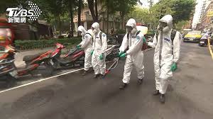 老實說基於信任原則並沒有強制要求出示紙本或電子的核酸檢測報告。 去年到今年初甚至入境到隔離結束後，根本不會另外做核酸檢測確認。 另外， 對於居家隔離這個政策。 雖然是考慮到不是每個人都願意花錢去住防疫旅館，所以之前才會讓民眾可以居家隔離。 ç–«æƒ…çˆ†ç‚¸ 2æ•¸å­—æœ€å¯æ€• å°å¤§é†« ä¸‰ç´šè­¦æˆ'æŽ§åˆ¶ä¸ä½ æ–°å† è‚ºç‚Ž äº¬å…ƒé›» ç§»å·¥ ç¯©æª¢ çŽ‹æ˜Žé‰… å°åŸŽ å››ç´šè­¦æˆ' åœç­ Tvbsæ–°èžç¶²
