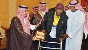 معمر القذافي ، رئيس الدولة الليبي ، يلقي خطابه الأول كرئيس للاتحاد الأفريقي في القاعة العامة لمبنى الأمم المتحدة في أديس أبابا، إثيوبيا، خلال قمة الاتحاد الأفريقي الثانية عشرة في 2 فبراير 2009. Ovjglsxkl6jzm