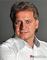 Yuvakuran, 2 kasım 1997 tarihinde i̇stanbul\'da dünyaya geldi. Semih Yuvakuran Biyografi Info