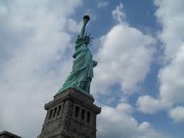 In der rechten hand hält sie eine. Freiheitsstatue New York Ausflugsziele New York