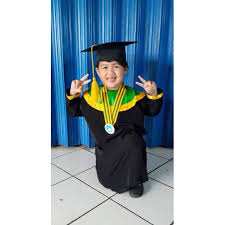 Selain dapat digunakan untuk berfoto keluarga bersama dalam acara pernikahan, baju seragam batik keluarga juga dapat digunakan untuk menghadiri acara wisuda anak. Baju Wisuda Anak Paud