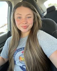 Alexis Jansen's Instagram, Twitter & Facebook