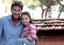 Roberto farnesi è uno degli attori più popolari e amati in italia. Roberto Farnesi Io In Le Tre Rose Di Eva Con Questa Faccia Da Richard Gere Famiglia Cristiana