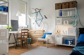 Eine Schone Einrichtung Hangt Weitaus Mehr Vom Erfinderreichtum Und Vorstellungsvermogen Ab Als Vom Ko Home Decor Tiny Apartment Storage Farm House Living Room