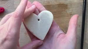 Vous pouvez rajouter un peu de farine si elle colle, mais pas trop, votre pâte se craquellerait. Decorations En Forme De CÅur Faites A Partir De Pate A Sel Minutefacile Com