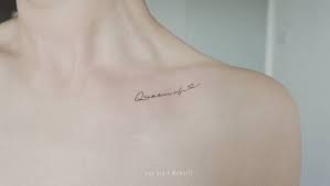 Queen Of Hearts For Corinne Q Tattoo Tattooartist Smalltattoo Handwriting Typography Queen Heart Clavic Collar Bone Tattoo Tattoos Tattoo Clavicle