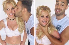 Самые новые твиты от britney spears (@britneyspears): Britney Spears Posts New Pda Pics To Celebrate 39th Birthday