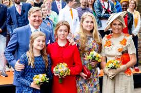 Angeblich arbeitet die tochter von königin maxima inkognito am strand. Prinzessin Alexia Der Niederlande Sie Stiehlt Ihrem Vater Am Konigstag Die Schau Gala De