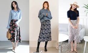 Chân váy hoa nhí mặc với áo len