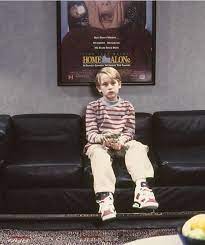 Macaulay Culkin As Kevin Mccallister In Home Alone 1990 Home Alone Kevin Mccallister Macaulay Culkin