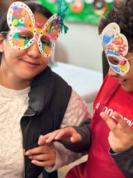 El arte y la inclusión une familia. Cada famila se merece un espacio seguro  pata que nuestros hijos se sientan seguros. Mass Cultural Councilos padres,  profesora de arte Scarlet Y a Mass