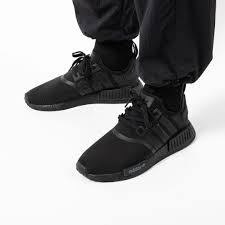 Inspirado nas silhuetas icônicas de running dos arquivos da adidas, o nmd é um modelo progressivo que mistura passado e futuro de forma casual. Adidas Originals Nmd R1 In 2021 Sneaker Sneaker Trend Neue Sneaker
