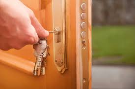 Wir zeigen ihnen die anforderungen an die sicherheit von wohnungseingangstüren und die möglichen ausstattungen, z.b. Einbruchschutz Fur Die Tur Welche Massnahmen Sind Sinnvoll