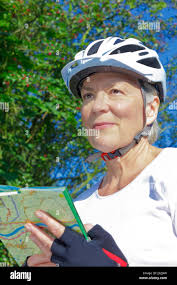 Una donna matura in marcia di equitazione con tack felicemente animali  domestici un cavallo in un Cotswold stabile Foto stock