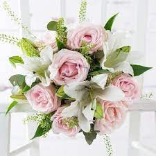 Un Buchet Care Inspira Delicatete Si Rafinament Realizat Din Trandafiri Roz Pal Si Crini Im Birthday Flowers Bouquet Fresh Flower Bouquets Flower Arrangements
