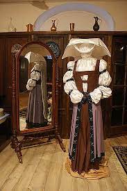 Entree des stiefmutter und der schwestern. Drei Haselnusse Fur Aschenbrodel Das Kleid Der Stiefmutter Aschenbrodel 3 Haselnusse Fur Aschenbrodel Drei Nusse Fur Aschenbrodel