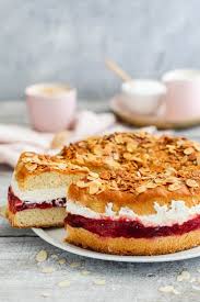 Bienenstich Rezept Mit Zwetschgen Und Sahne Mein Naschgluck Rezept Bienenstich Rezept Susse Backerei Bienenstich