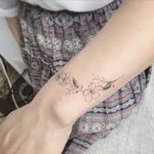 Si vous souhaitez écrire une phrase en japonais, faites appel à un. Pinterest Leahgranstrom Tatouage Cerisier Tatouage Poignet Tatouage Bracelet