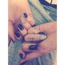 26 Simple And Striking Dotted Finger Tattoos Finger Tattoos Finger Tattoo For Women Tattoos With Meaning
