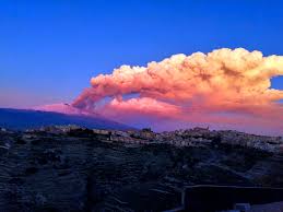 L'istituto nazionale di geofisica e vulcanologia, osservatorio etneo, ha infatti comunicato che sin dalle ore 18 di sabato 19 giugno è. L Etna Ruggisce Nuova Eruzione Nella Notte