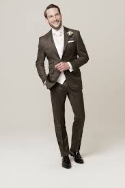 Der Perfekte Hochzeitsanzug Greift In Der Eleganten Weste Die Farbe Des Brautkleides Auf Komplettiert Wird Anzug Hochzeit Hochzeitsanzug Brautigam Anzug Braun