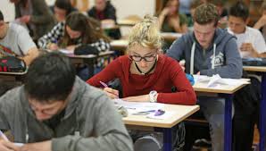 C′est une fête relegieuse, mais c′est aussi, pour tous, la fête des enfants qui attenent avec impatience les cadeaux que djil leur apporter le père noöl. Les Nouvelles Regles Du Brevet Des Colleges Entrent En Vigueur