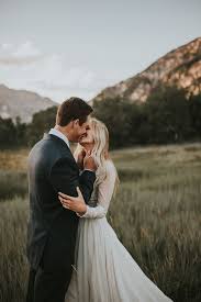This Couple S Mountain Wedding First Look Is The Cutest Image By Autumn Nicole Photography Hochzeitsfotos Hochzeitsfotografie Ideen Hochzeitsfotografie
